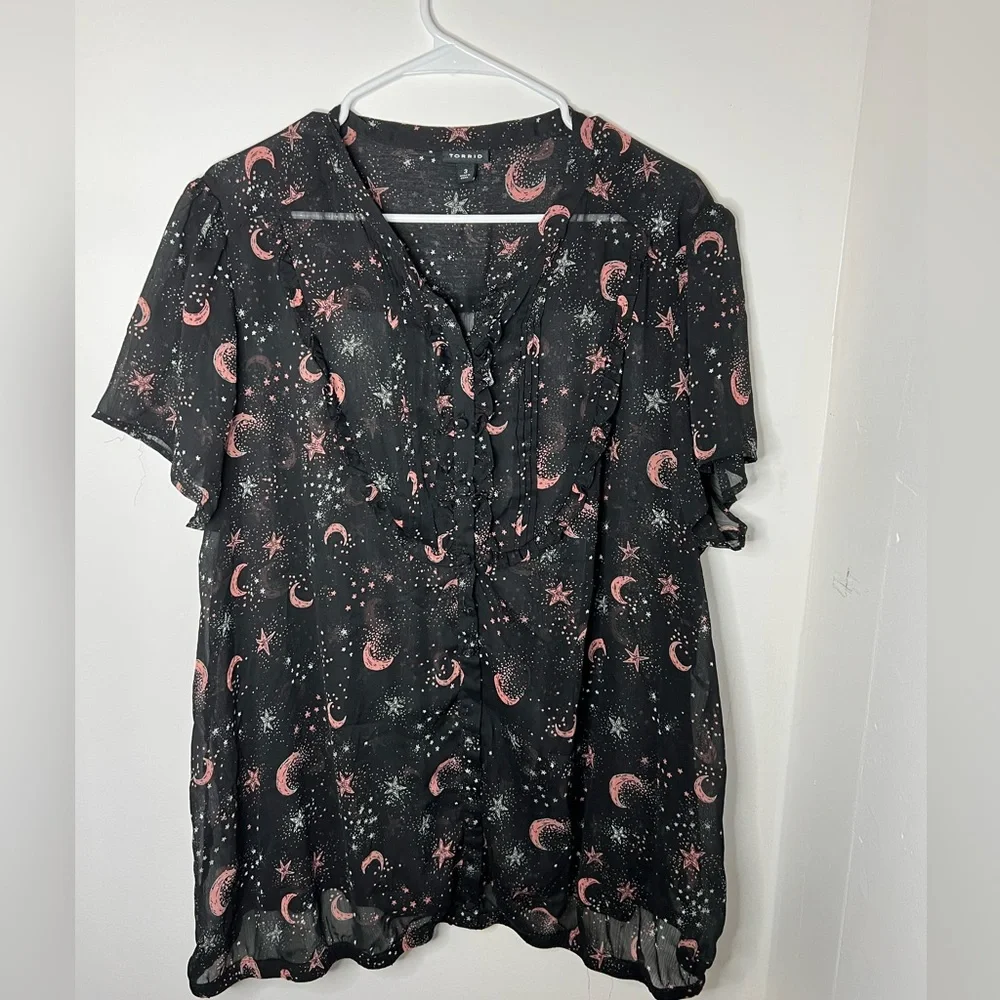 Black Star Print Chiffon Banded Top-Torrid - Picture 4 of 9